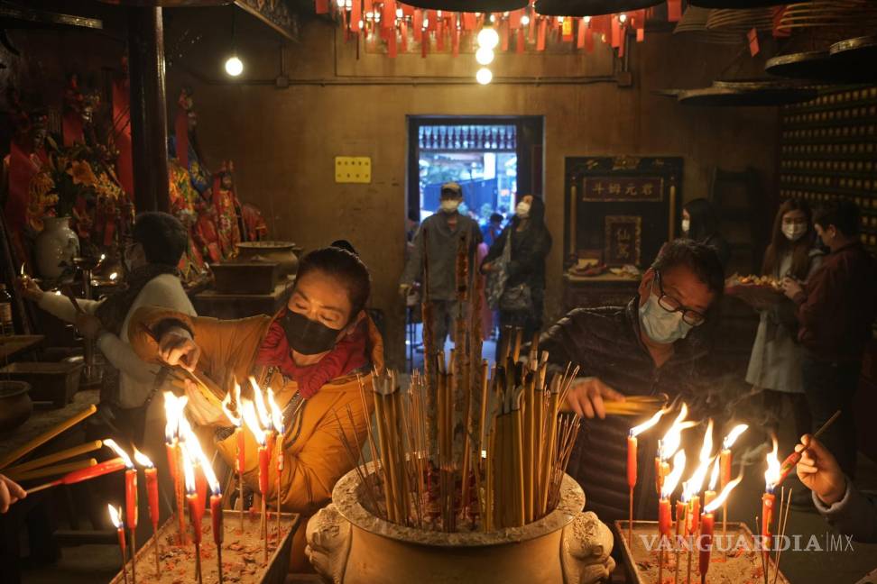 $!Fieles rezan durante las celebraciones del Año Nuevo lunar en el templo Man Mo, en Hong Kong. AP/Vincent Yu