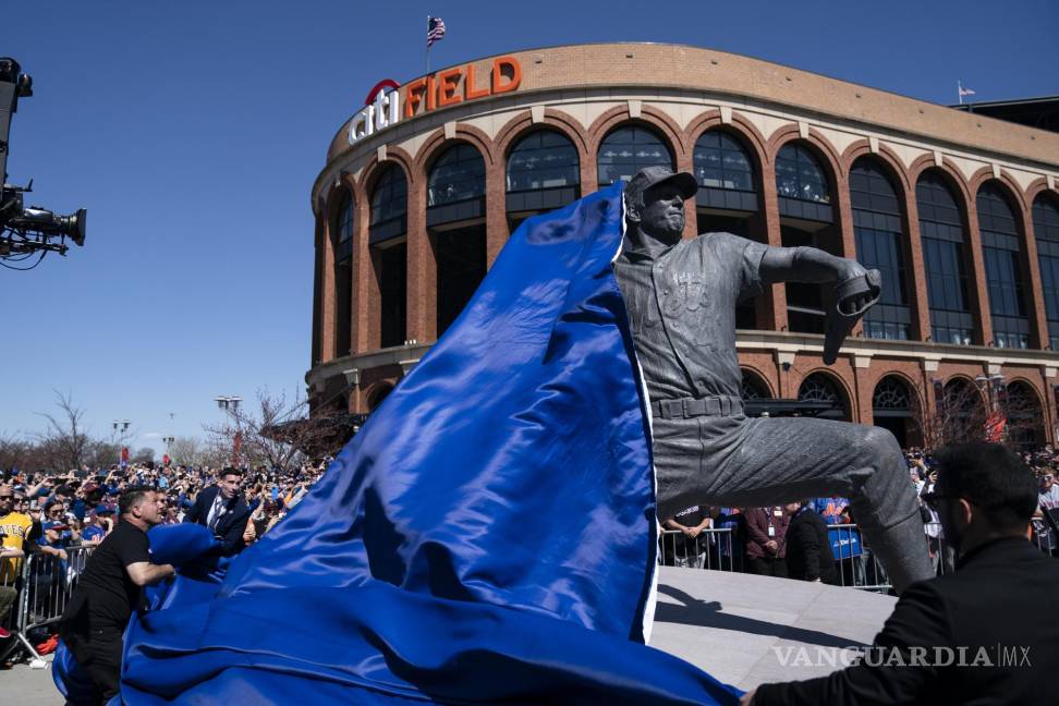 $!Una estatua del difunto jugador de los Mets de Nueva York, Tom Seaver, se revela fuera de CitiField en Nueva York.