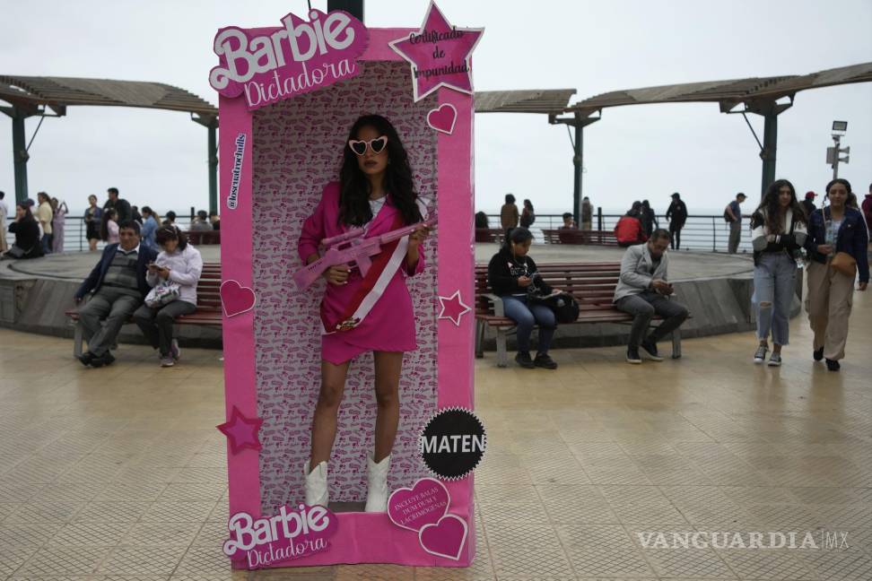 $!Una manifestante antigubernamental, disfrazada de Barbie, protesta para exigir la renuncia de la presidenta de Perú, Dina Boluarte, en Lima el 22 de julio de 2023.