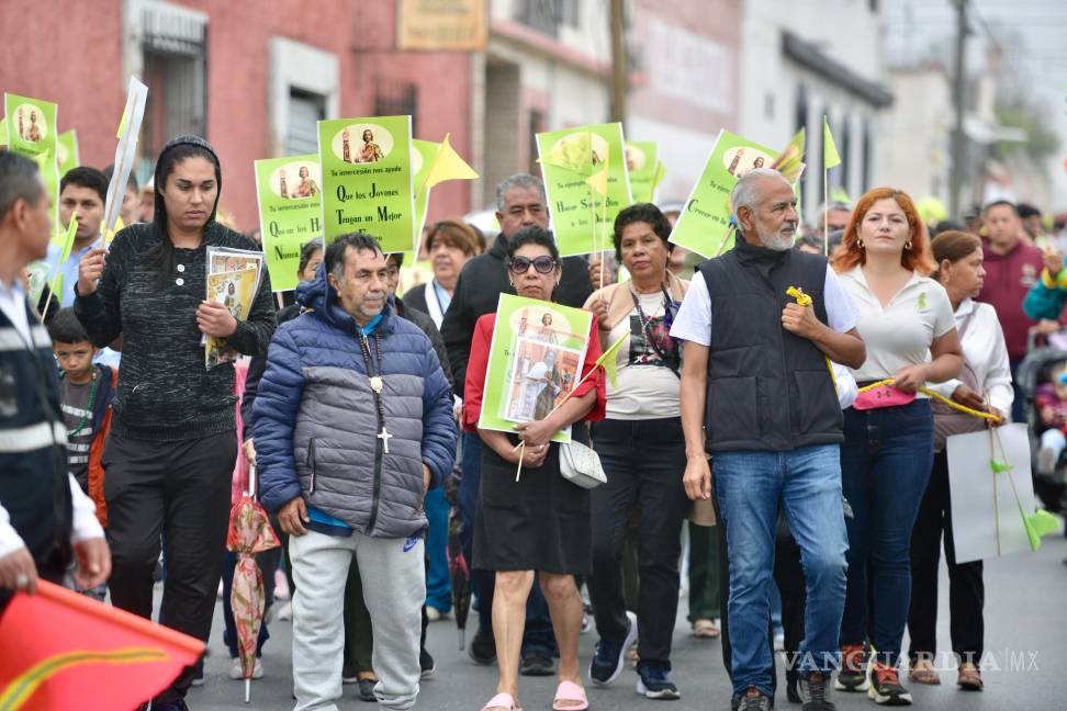 $!Fieles acompañan la peregrinación de la reliquia de San Judas Tadeo en Saltillo.