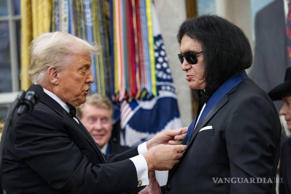 $!Donald Trump, entrega una medall a Gene Simmons, miembro de la banda Kiss y homenajeado por el Kennedy Center en 2025, durante la Casa Blanca.