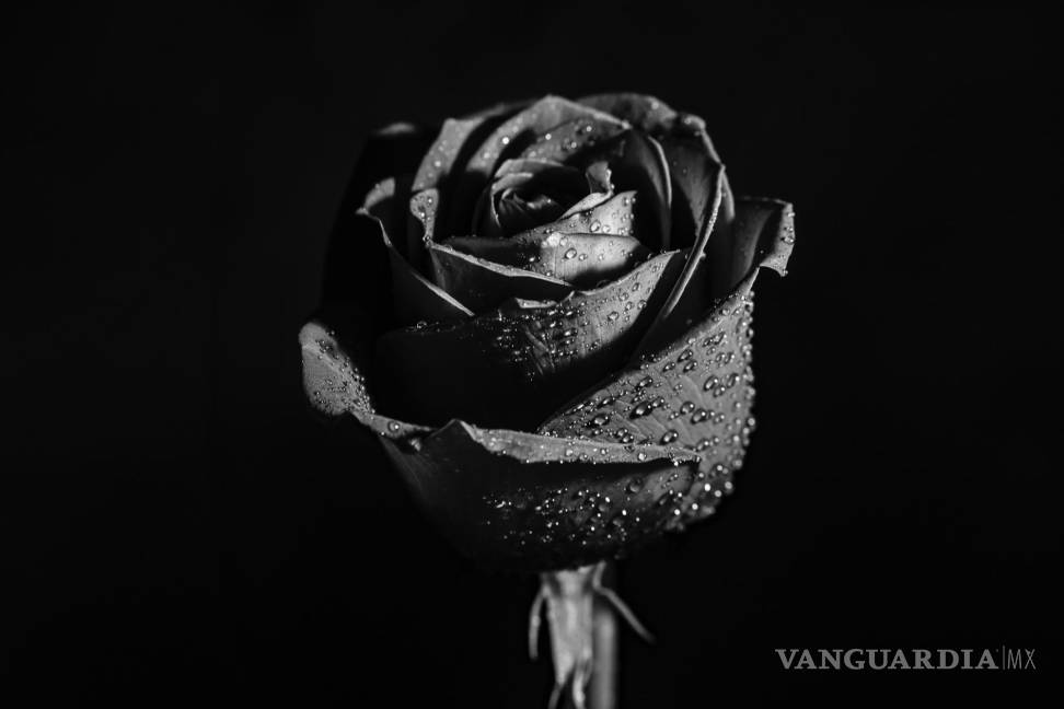 $!El negro suele atribuirse al luto.