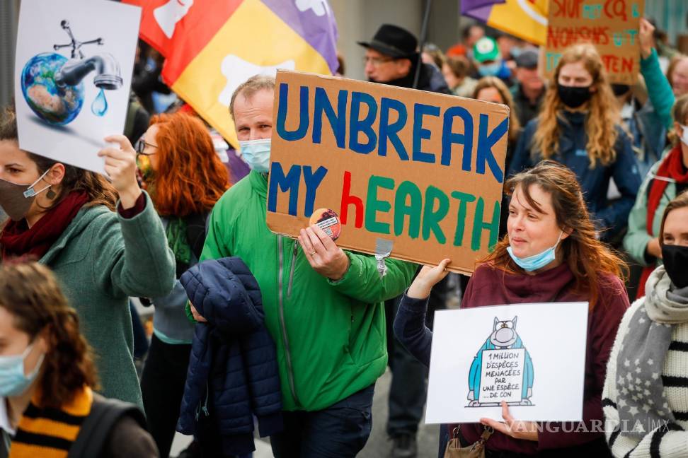 $!Miles de personas se reúnen para pedir medidas urgentes para combatir el cambio climático en el lado de la COP26 de Glasgow durante una manifestación, en Bruselas, Bélgica. EFE/EPA/Stephanie Lecocq
