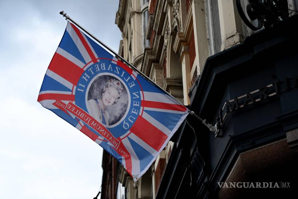 $!Una bandera del Jubileo de Platino cuelga de un pub en Londres, Gran Bretaña.