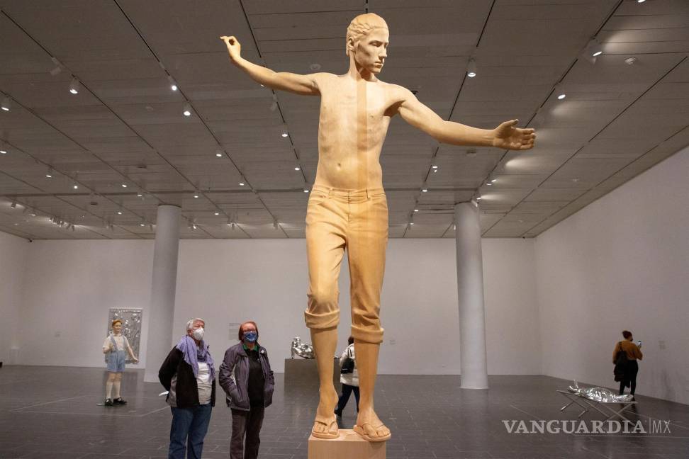 $!La escultura “Arcángel” en la exposición “Charles Ray: Figure Ground” en el Museo Metropolitano de Arte de Nueva York. EFE/EPA/Sarah Yenesel