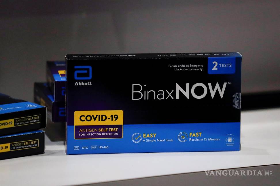 $!Abbott BinaxNOW COVID-19 antígeno kits de autoprueba en un mostrador en la mesa de check-in en Mandalay Bay durante el CES. EFE/EPA/Caroline Brehman