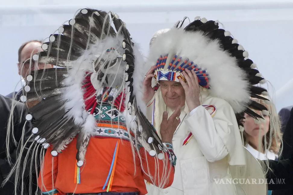 $!El Papa Francisco se pone un tocado indígena en una reunión con comunidades indígenas en la Iglesia Católica Our Lady of Seven Sorrows en Maskwacis, Canadá.