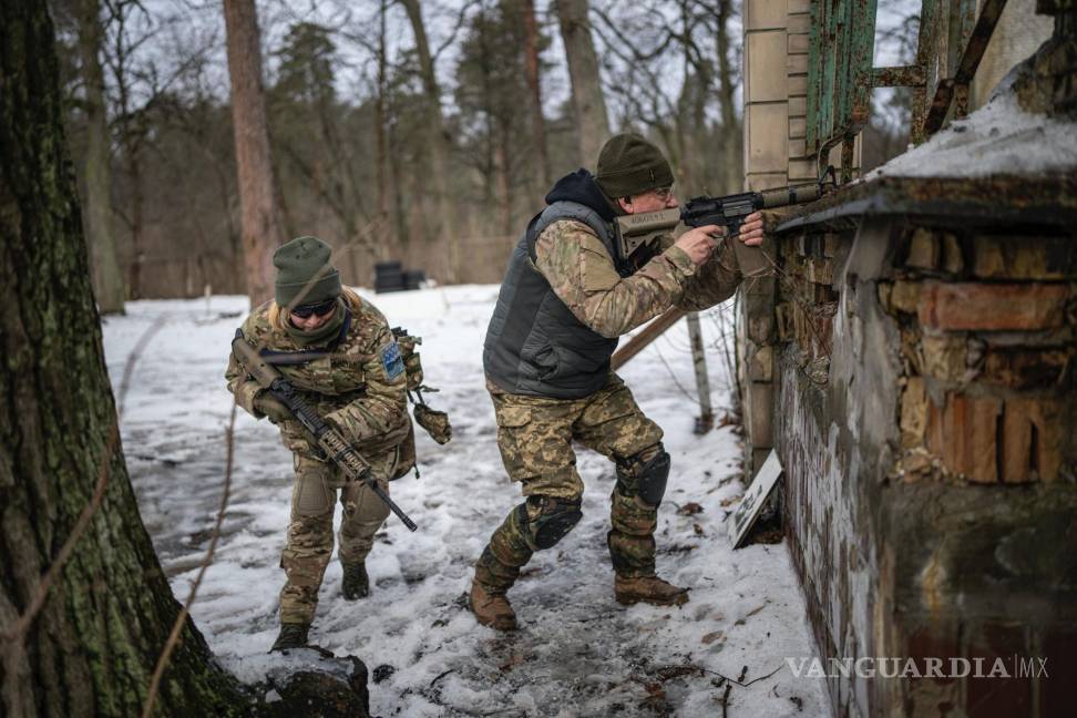 $!Dos personas practican técnicas de combate en zonas urbanas durante una formación para la resistencia de la Guardia Municipal, cerca de Kiev, Ucrania.