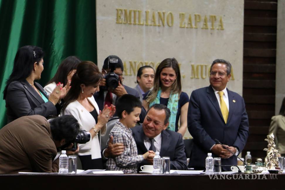 No quiero ser como ustedes, dice niño genio a diputados