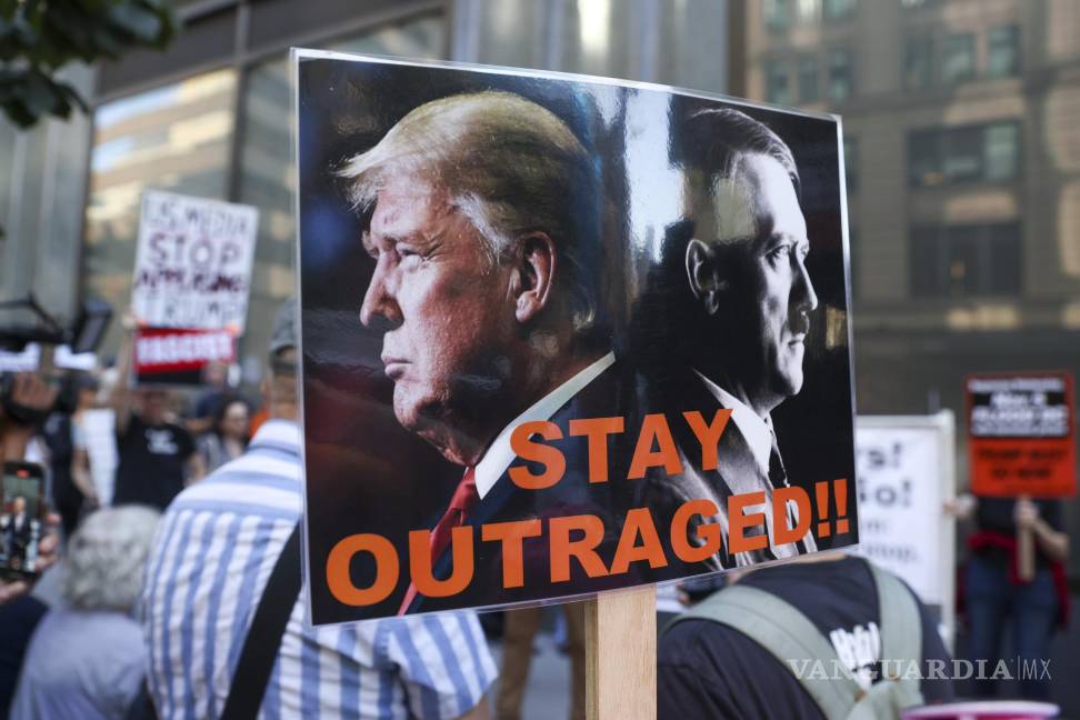 $!Protesta frente a una oficina de ABC en reacción a la suspensión de Jimmy Kimmel de su programa de entrevistas nocturno en Nueva York, Nueva York.