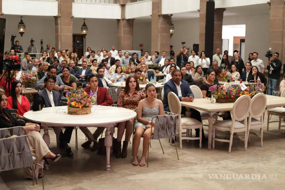 $!Los familiares de los jóvenes galardonados se mostraron orgullosos.