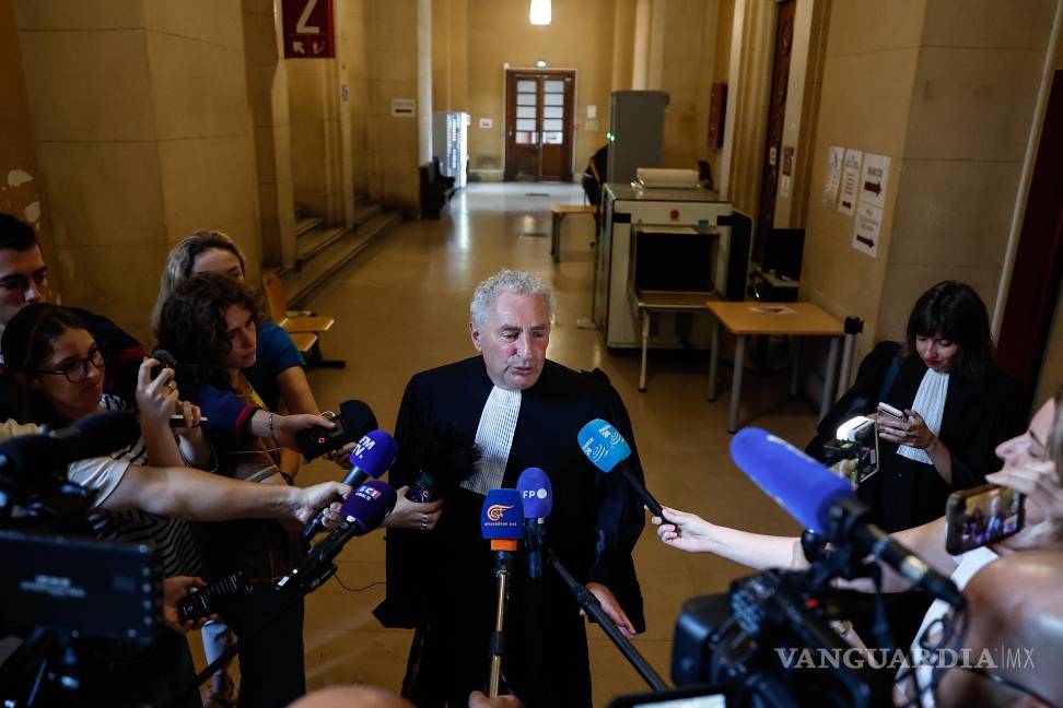 $!El abogado del libanés George Abdallah, Jean-Louis Chalanset (C), habla con la prensa después de asistir al Tribunal de Apelaciones de París en París, Francia.