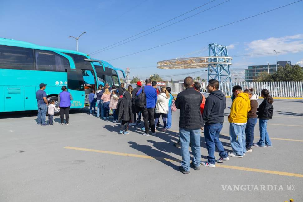 $!Niñas, niños y familias saltillenses asistieron al Juego de Leyendas 2026 gracias a la invitación del alcalde Javier Díaz González, como parte del programa “Activa tu parque”.