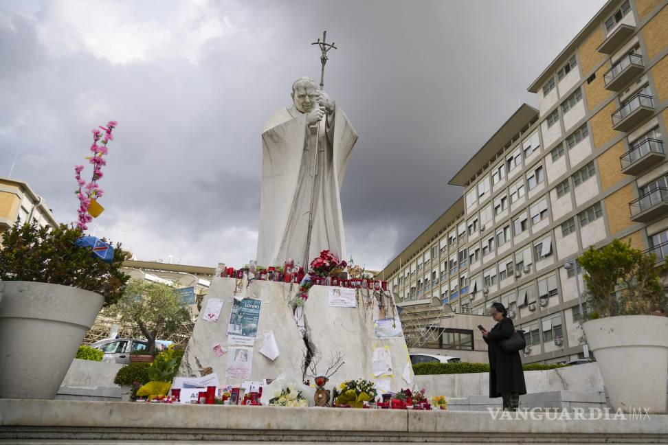 $!Una mujer reza por el papa Francisco frente al Hospital Gemelli, en Roma donde el pontífice está hospitalizado desde el 14 de febrero.