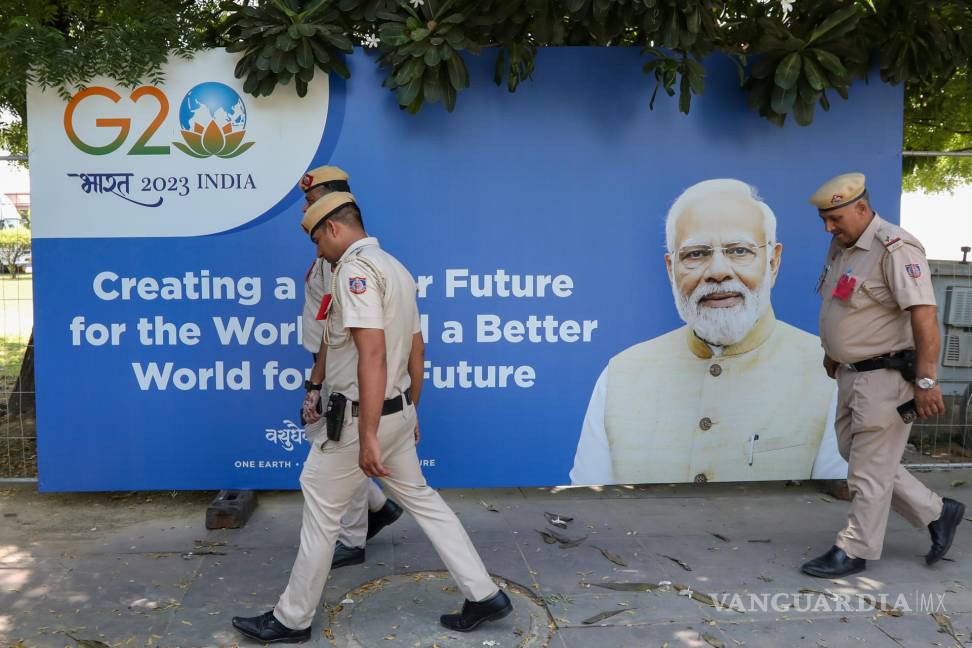 $!Personal de seguridad indio pasa junto a un cartel del G20 antes de la próxima Cumbre de Jefes de Estado y de Gobierno del G20 en Nueva Delhi, India.