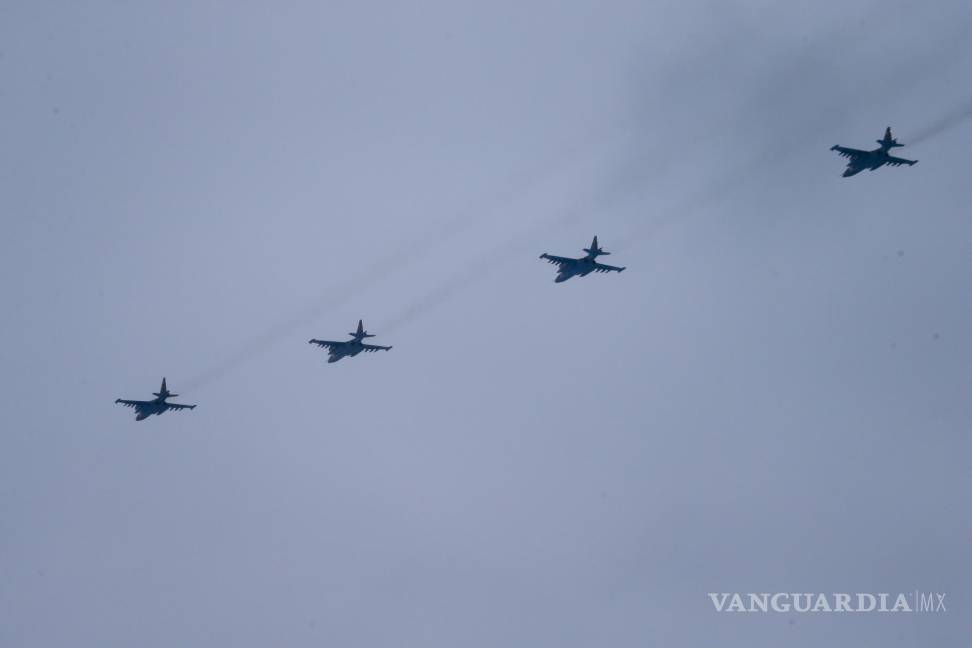 $!Aviones de combate de las fuerzas aéreas rusas y bielorrusas vuelan en una misión conjunta. AP/Alexander Zemlianichenko Jr
