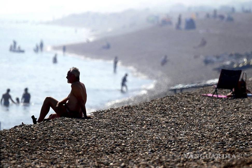 $!La gente disfruta del clima cálido en la playa Deal en Kent, Reino Unido.