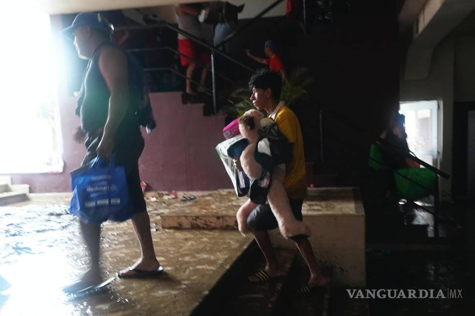 $!Personas se llevan artículos de las tiendas de un centro comercial tras el devastador paso del huracán Otis por Acapulco, GuerreroM(éxico).