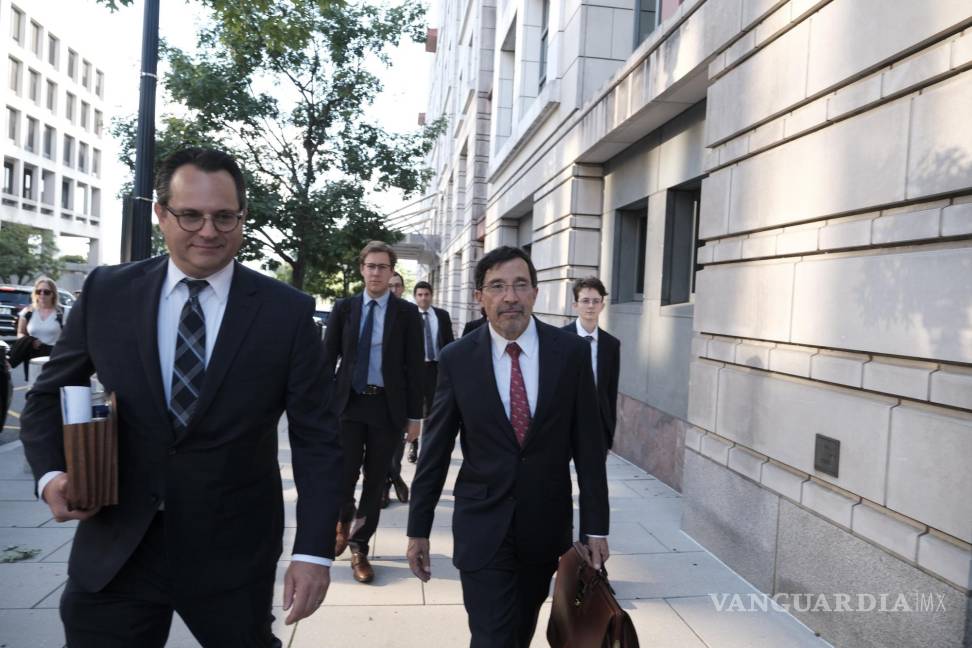 $!Los abogados del Departamento de Justicia, incluido Kenneth Dintzer (centro), salen del tribunal federal en Washington.