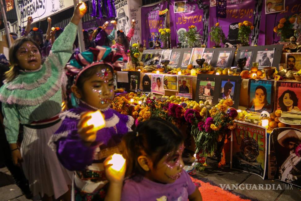 $!Las velas son símbolos de luz y guía. Representan la esperanza y la fe en la vida después de la muerte.