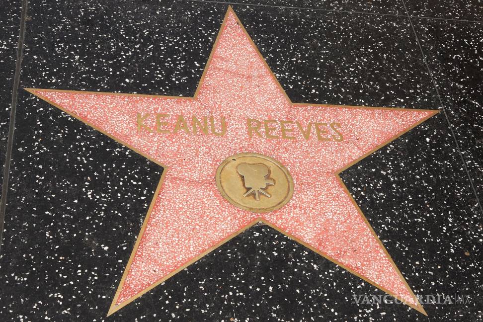 $!Keanu Reeves inmortaliza sus huellas y firma en Hollywood