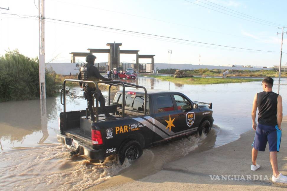 Familia queda varada en encharcamiento en Los Pastores, en Saltillo