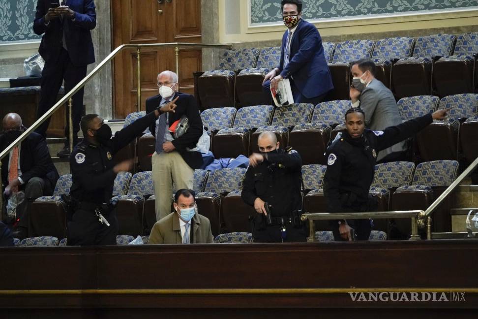 $!La Policía del Capitolio ordena a los legisladores que evacuen la Cámara de la Cámara de Representantes el 6 de enero de 2021. AP/J. Scott Applewhite