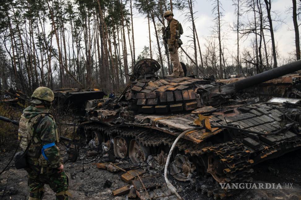 $!Un soldado ucraniano se encuentra en la parte superior de un tanque ruso destruido en las afueras de Kiev, Ucrania.