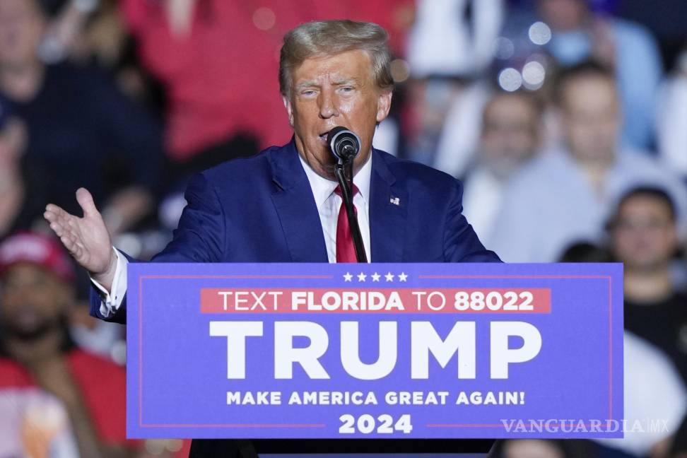 $!El expresidente Donald Trump habla en un mitin de campaña en Hialeah, Florida.