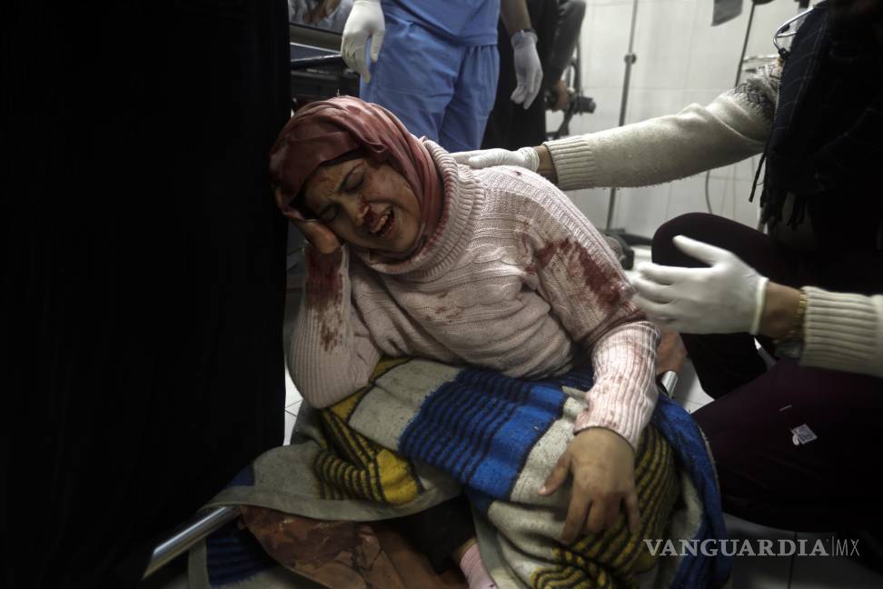 $!Una mujer palestina herida en un bombardeo israelí en la Franja de Gaza es atendida en el hospital Nasser, en Jan Younis.