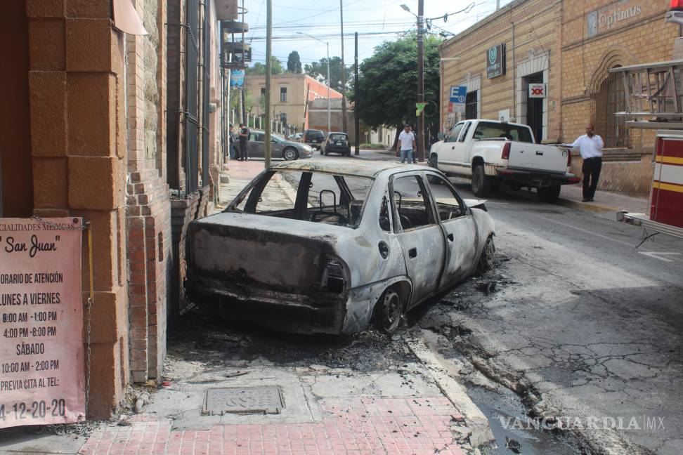 Conductor escapa de auto en llamas en pleno centro de Saltillo