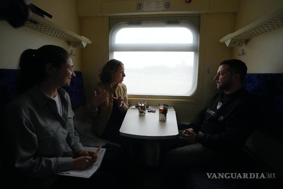 $!El presidente de Ucrania, Volodímir Zelenski, habla durante una entrevista con Julie Pace, vicepresidenta y editora ejecutiva de The Associated Press.