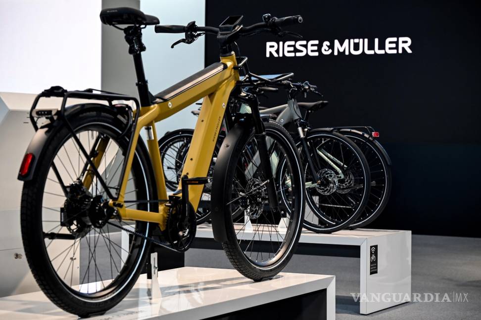 $!Riese &amp; Mueller e-bikes en exhibición en el primer día de vista previa para la prensa del Salón Internacional del Automóvil IAA en Munich, Alemania. EFE/EPA/Sascha Stenbach