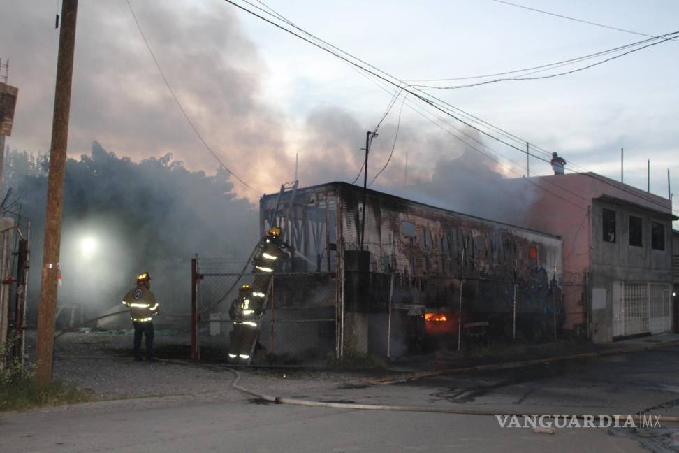 Incendio consume caja de tráiler en la Vista Hermosa, en Saltillo