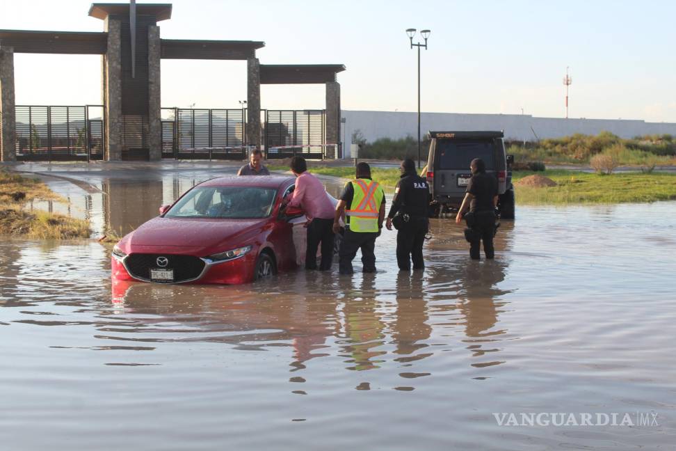 Familia queda varada en encharcamiento en Los Pastores, en Saltillo