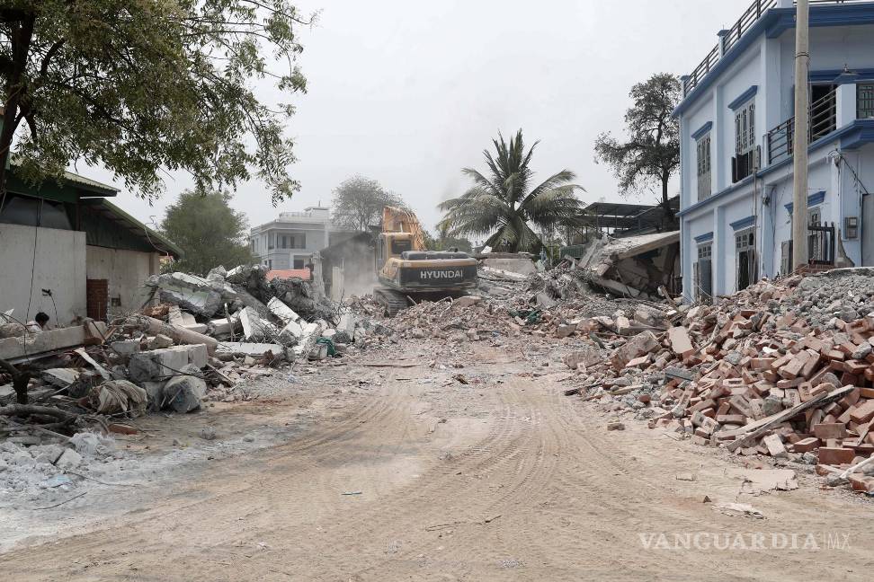 $!Un hombre en una excavadora limpia los escombros de las estructuras dañadas en Tada-U, Myanmar, Actalmente hay unos 17 millones de personas afectadas.