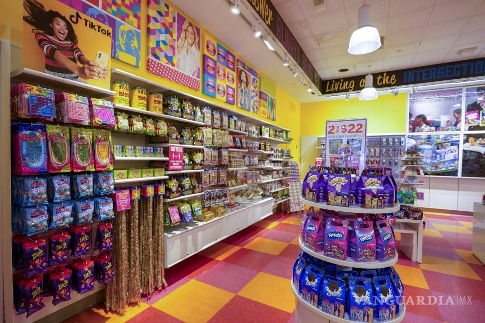$!Una columna de dulces, a la izquierda, que aparece en los videos de TikTok se muestra en la tienda de dulces It’Sugar, el miércoles 6 de octubre de 2021, en el Upper East Side de Nueva York. AP/Mary Altaffer