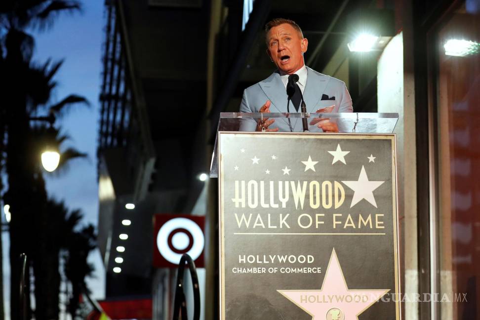 $!El actor británico Daniel Craig habla durante una ceremonia en su honor mientras recibe una nueva estrella en el Paseo de la Fama de Hollywood en Los Ángeles, California. EFE/EPA/Caroline Breham