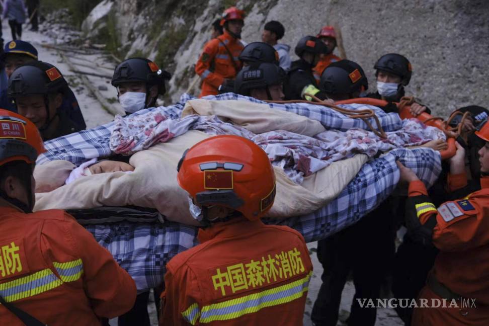 $!Rescatistas trasladan a los sobrevivientes luego de un terremoto en la ciudad de Moxi del condado de Luding, en la provincia de Sichuan, suroeste de China.