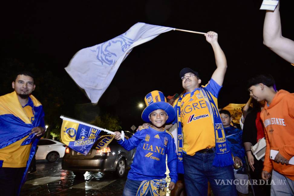 Saltillo saca las garras: aficionados de Tigres celebran en la Alameda