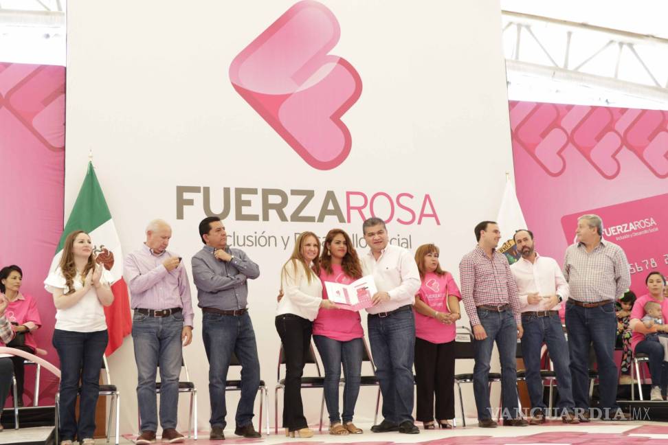$!Entrega Miguel Riquelme las primeras tarjetas de “Fuerza Rosa” en Coahuila