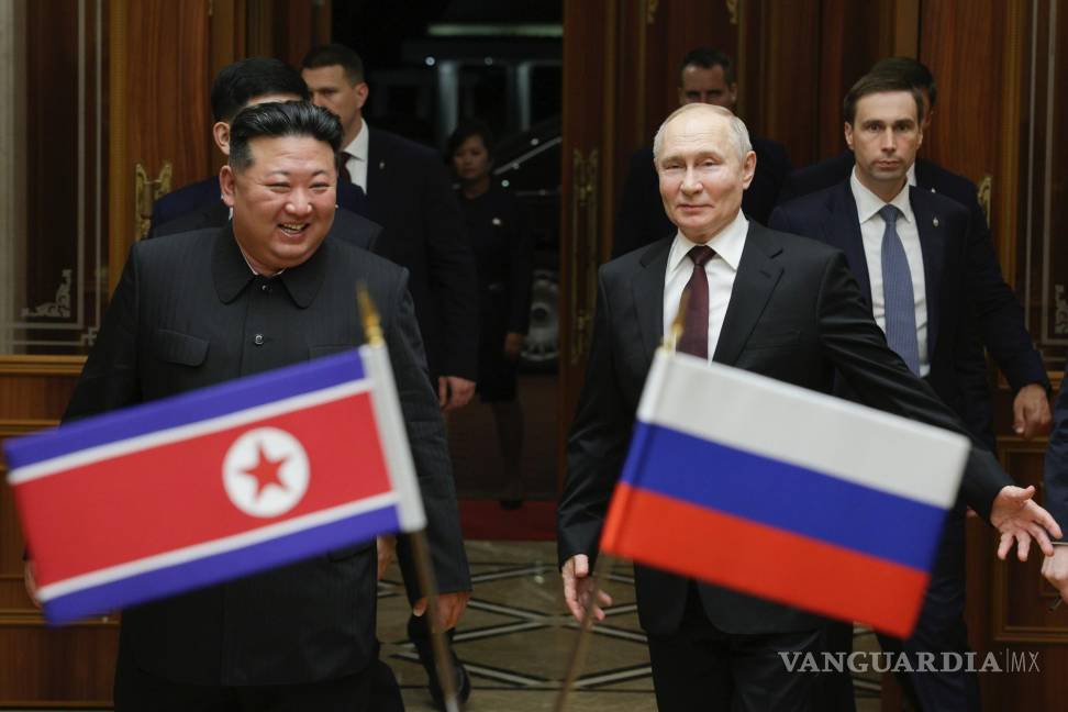 $!El presidente ruso, Vladimir Putin y el líder de Corea del Norte, Kim Jong Un, sonríen durante su reunión en el Aeropuerto Internacional Sunan de Pyongyang.