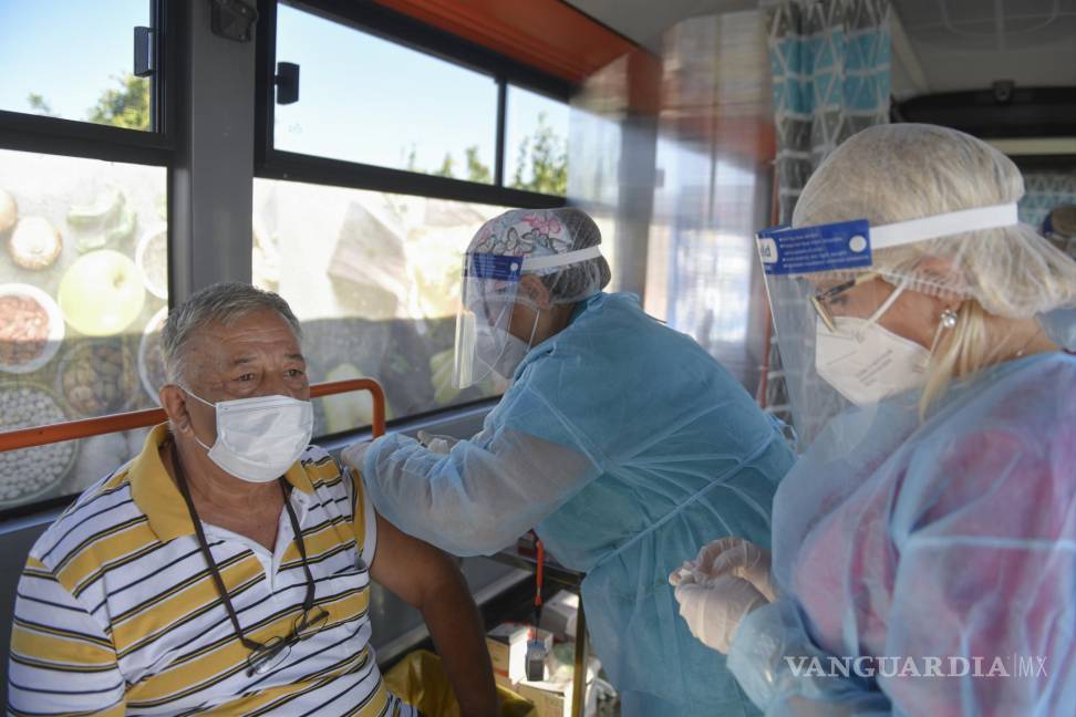 $!En esta imagen del 4 de septiembre de 2021, un hombre recibe una vacuna de Johnson &amp; Johnson en un autobús empleado como centro móvil de vacunación en Bucarest, Rumanía. AP/Andreea Alexandru