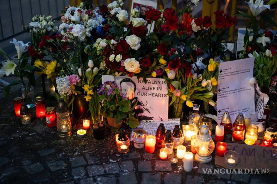 $!Flores y una fotografía son depositados a manera de tributo al líder opositor ruso Alexei Navalny, cerca de la embajada rusa en Budapest, Hungría.