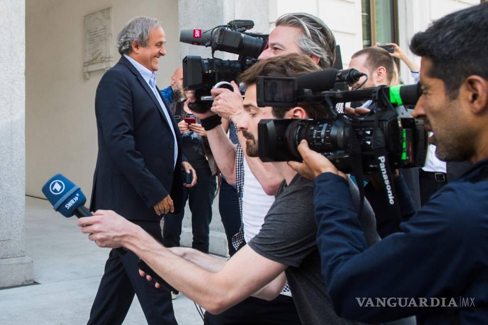 $!El expresidente de la UEFA, Michel Platini (i) sale del Tribunal Penal Federal de Suiza, después del primer día de su juicio, en Bellinzona, Suiza.