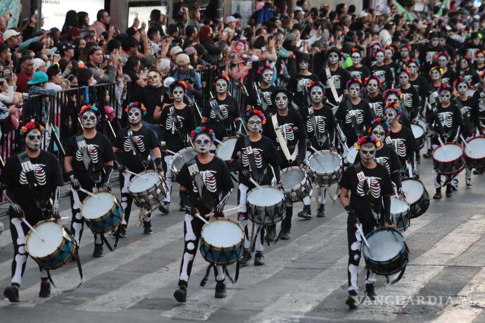 $!CIUDAD DE MÉXICO, 04NOVIEMBRE2023.- Martí Batres, Jefe de Gobierno, puso en marcha el Gran Desfile de Muertos que desfiló por avenidas Reforma ante miles de capitalinos. FOTO: GOBIERNO DE LA CIUDAD DE MÉXICO/CUARTOSCURO.COM