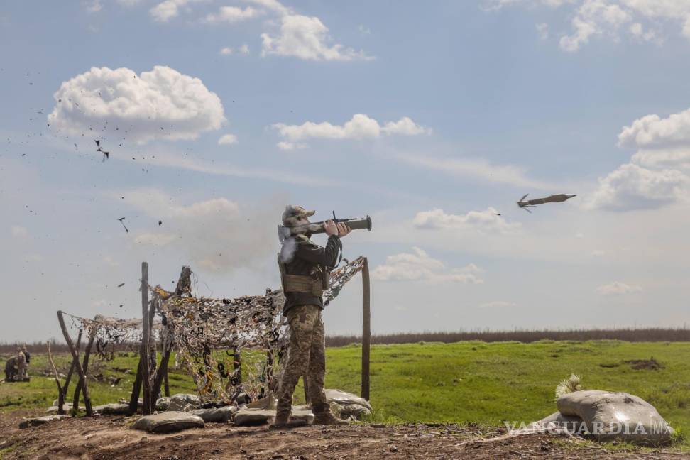 $!Un soldado de la 68.ª Brigada Jaeger de Ucrania dispara un arma antitanque en un campo de tiro establecido para el entrenamiento de tropas en la región de Donetsk.