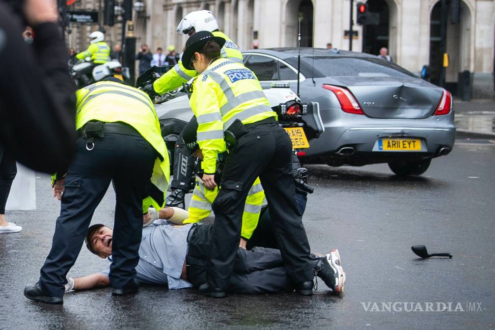 $!Manifestante provoca una colisión entre coches de la caravana de Boris Johnson
