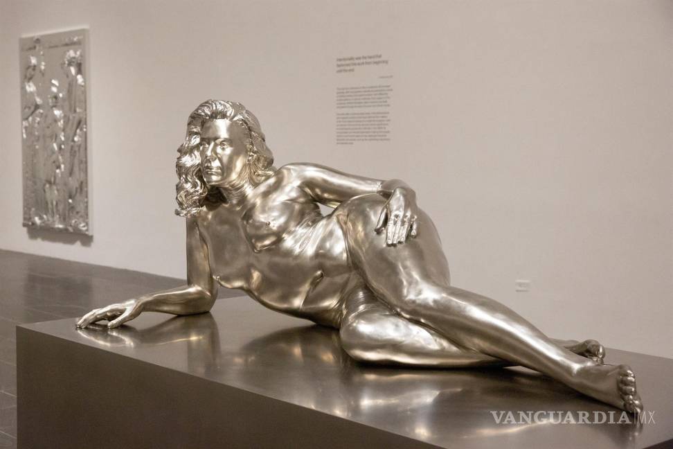 $!“Mujer reclinada” en la exposición titulada “Charles Ray: Figure Ground” en el Museo Metropolitano de Arte de Nueva York. EFE/EPA/Sarah Yenesel
