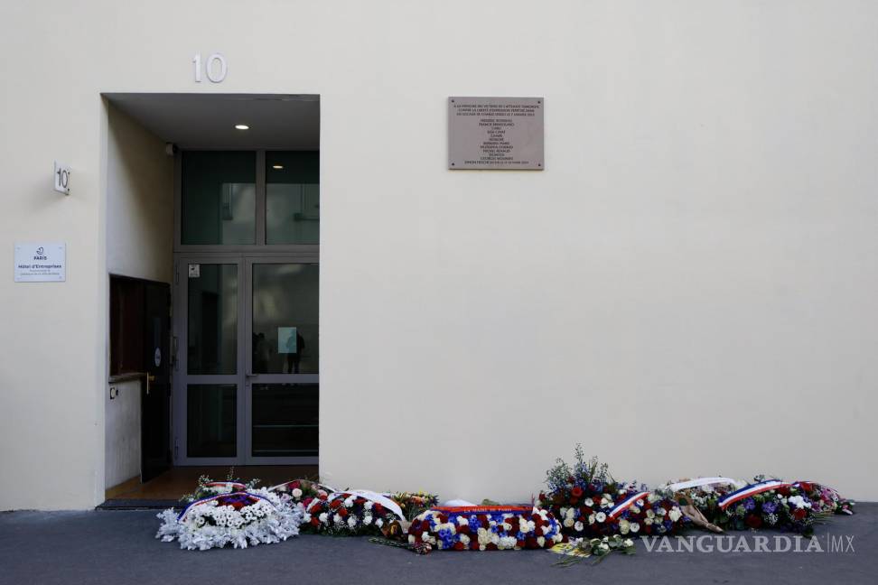 $!Coronas de flores frente a las antiguas oficinas de Charlie Hebdo, lugar del ataque de 2015, en el aniversario a los 10 años del ataque islamista al periódico satírico.